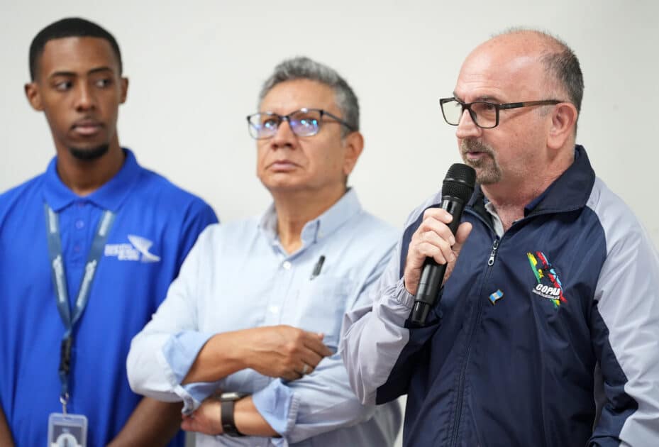 Héctor Ciappino, presidente de la Confederación Panamericana de BMX, se dirige a los participantes en el curso. A su lado, el facilitador del curso, José Calderón.