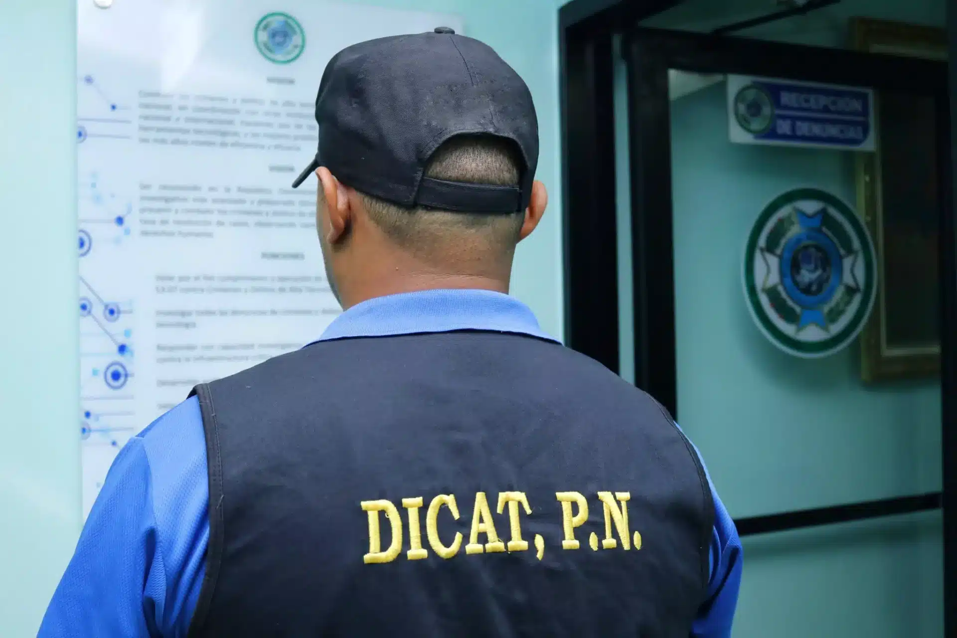Arrestan a cuatro personas vinculadas a estafas electrónicas y fraude digital