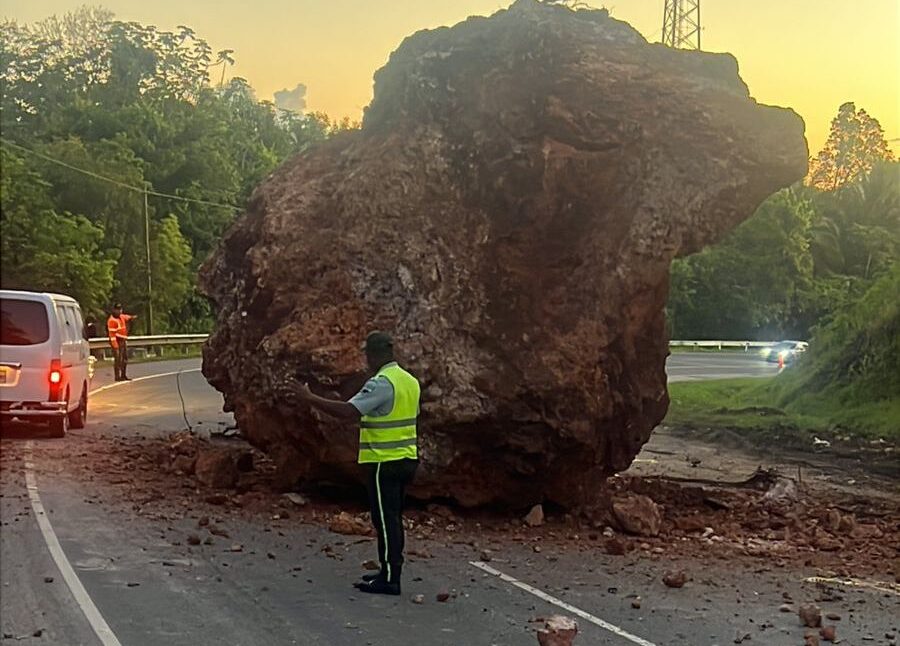 Caída de rocas en la Carretera del Noreste.