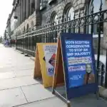 Carteles informativos en el exterior de un colegio electoral en Edimburgo, Escocia. EFE/EPA/Adam Vaughan.