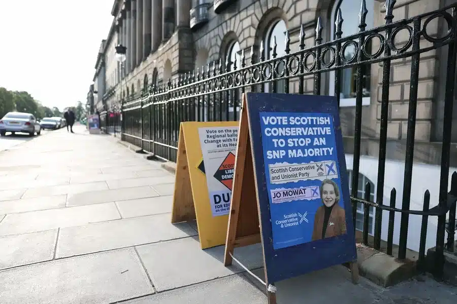 Carteles informativos en el exterior de un colegio electoral en Edimburgo, Escocia. EFE/EPA/Adam Vaughan.