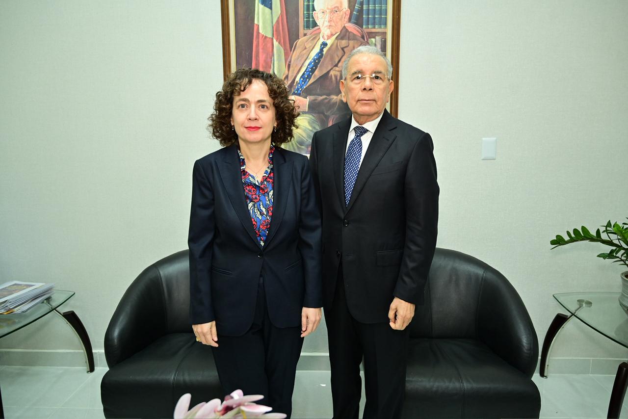 Embajadora de España en RD, Lorea Arribalzaga Ceballos y el expresidente Danilo Medina.