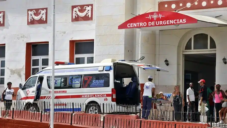 Ambulancia frente al Centro de Urgencias Médicas del hospital Calixto García, en La Habana (Cuba).