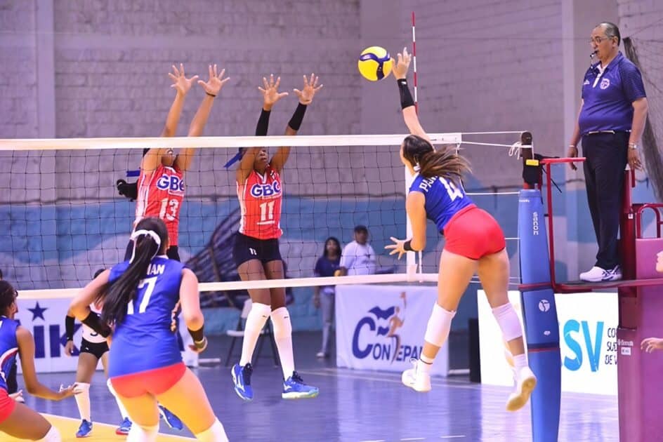 Las defensas dominicanas, Rosaris Peña y Leandry Almonte, tratan de bloquear un remate de Arianna Pantojas, de Puerto Rico en el segundo parcial.