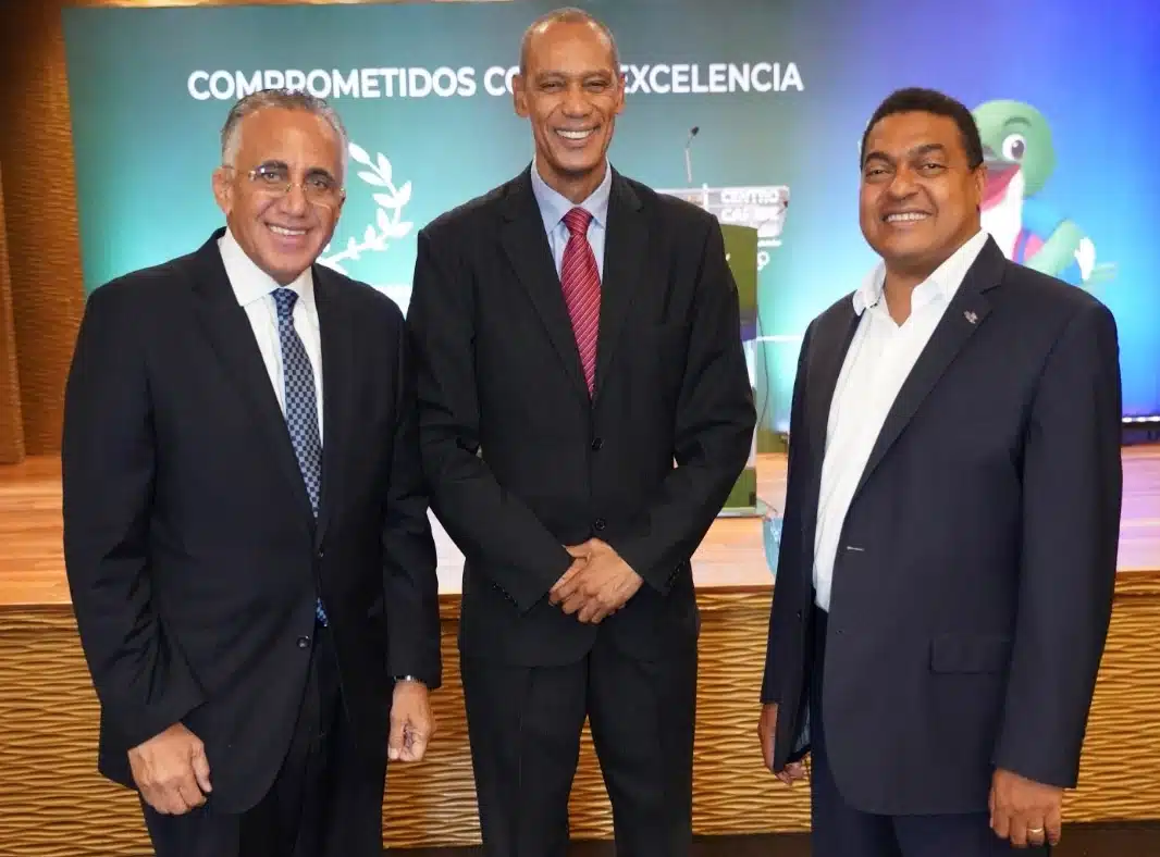 Luis Mejía de Centro Cribe Sports, Felipe Payano y José P. Monegro.