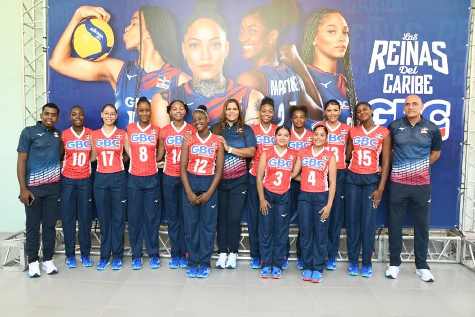 La entrenadora Priscila Rivera junto al grupo de las atletas del U-17 femenino que debutará este miércoles en la Copa Panam en Honduras.