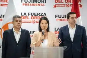 La derechista Keiko Fujimori (c), candidata a la Presidencia de Perú habla este domingo en una rueda de prensa después que el Jurado Nacional de Elecciones (JNE), oficializara que Fujimori y Roberto Sánchez disputarán la jefatura de Estado en una segunda vuelta electoral el próximo 7 de junio, en Lima (Perú). EFE/ John Reyes Mejía.