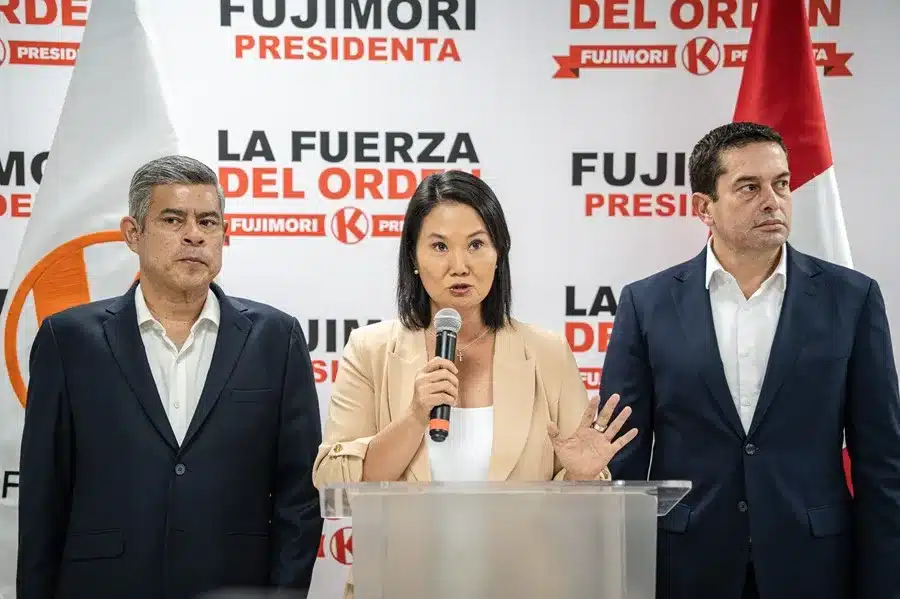La derechista Keiko Fujimori (c), candidata a la Presidencia de Perú habla este domingo en una rueda de prensa después que el Jurado Nacional de Elecciones (JNE), oficializara que Fujimori y Roberto Sánchez disputarán la jefatura de Estado en una segunda vuelta electoral el próximo 7 de junio, en Lima (Perú). EFE/ John Reyes Mejía.