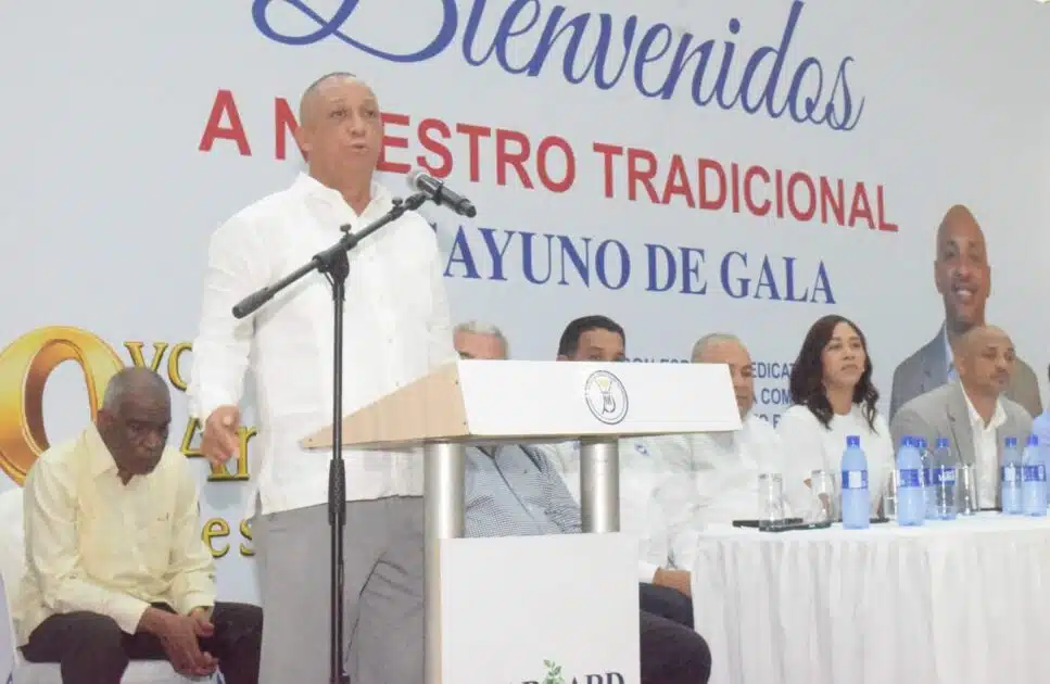 Gilberto De la Cruz (Mañiño), presidente del club Renacer, tuvo cargo las palabras centrales del acto por el 59 aniversario del club Renacer