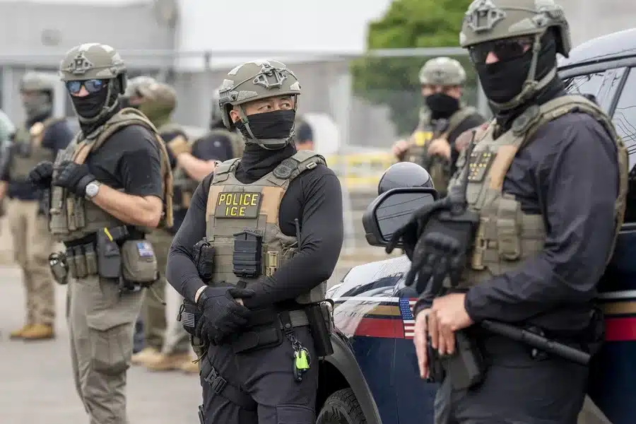Agentes del Servicio de Inmigración y Control de Aduanas (ICE) custodiando el centro de detención de inmigrantes Delaney Hall este miércoles, en Nueva Jersey (EE.UU.).
