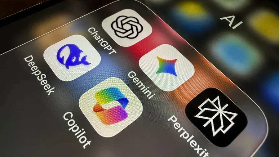 Pantalla de teléfono móvil que muestra los iconos de las aplicaciones de inteligencia artificial (IA) Deepseek, Chatgpt, Copilot, Perplexity y Gemini.