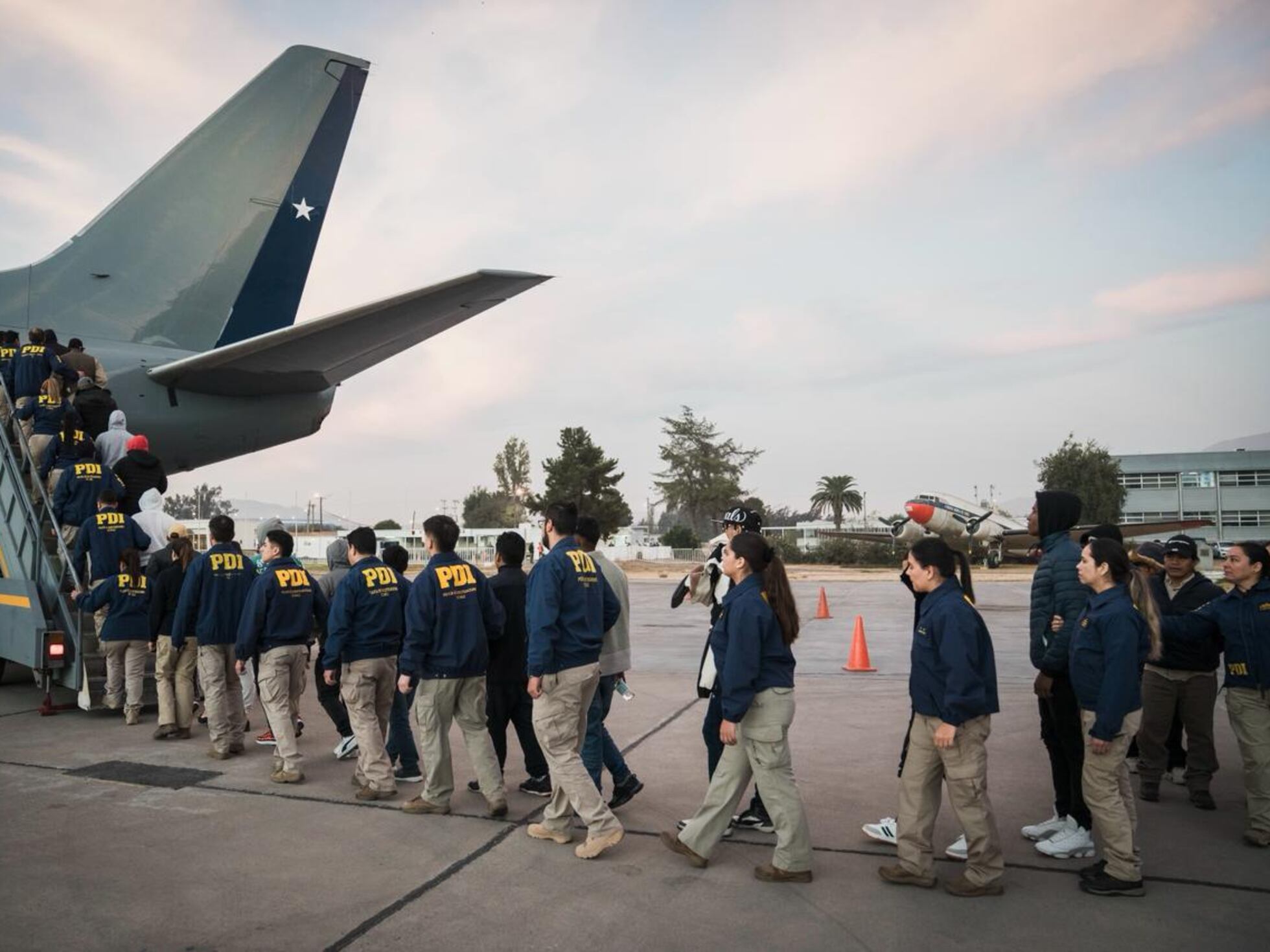 Chile expulsa 40 inmigrantes y retoma deportaciones a Haití