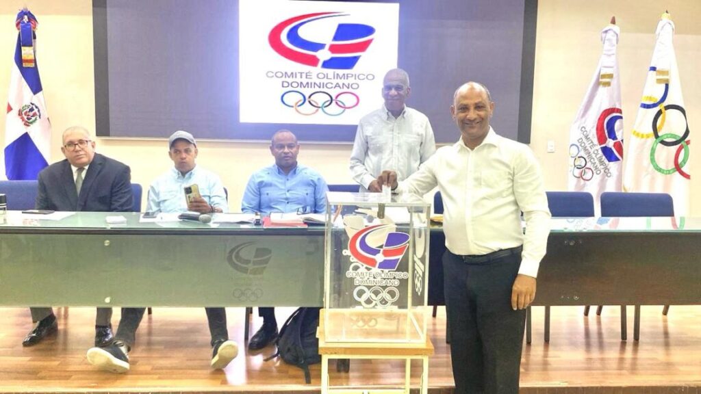 Francisco Peguero ejerce el voto en las elecciones de FEDUDE. Detrás, Johnny Hernández, Edisson Adames, Gilberto García y Roberto Ramírez.