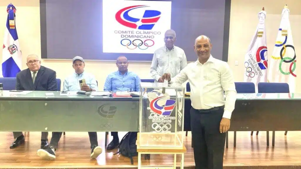 Francisco Peguero ejerce el voto en las elecciones de FEDUDE. Detrás, Johnny Hernández, Edisson Adames, Gilberto García y Roberto Ramírez.
