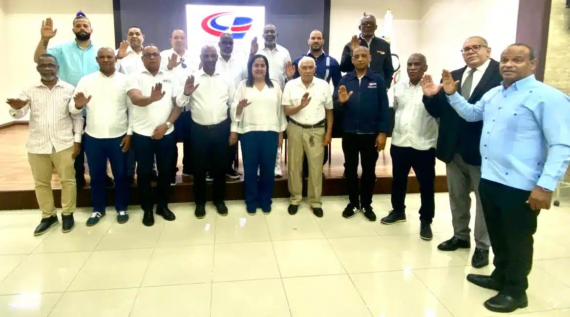 Francisco Peguero, al centro, junto a los demás miembros de la directiva de la FEDUDE 2026-2030, es juramentado por la Comisión Electoral.