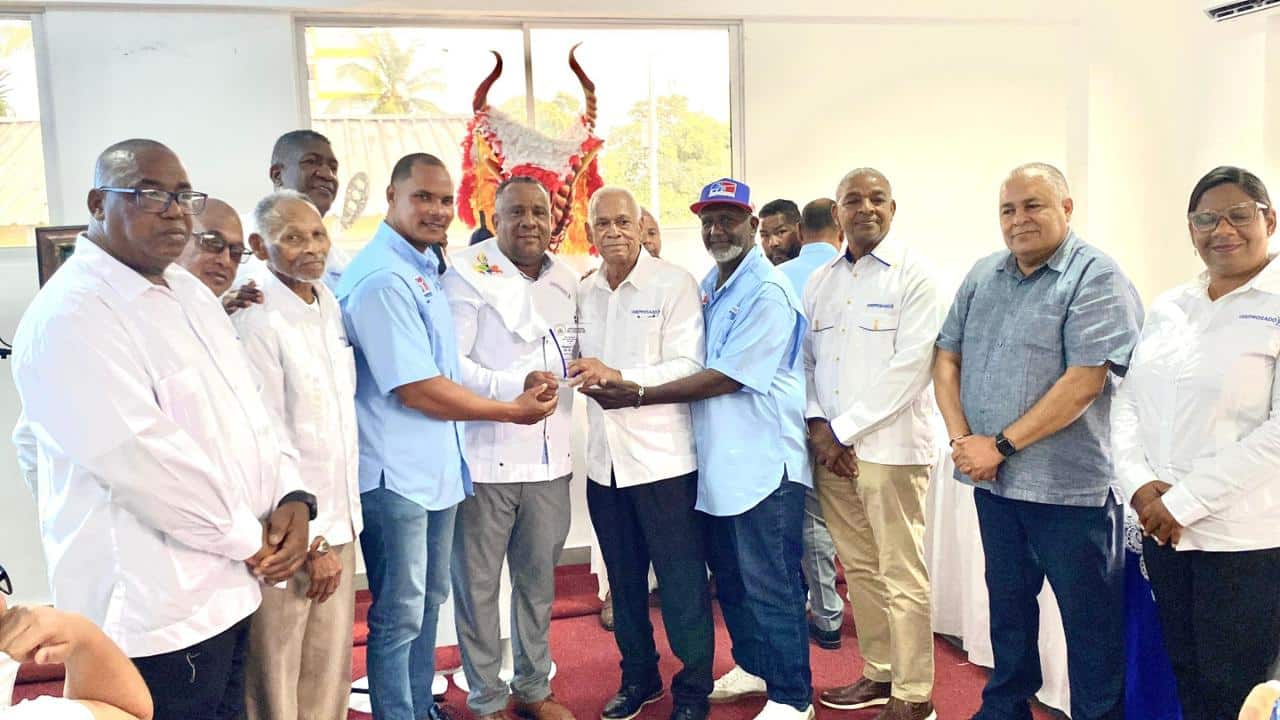 José A. Meregildo Jiminián, de la Unión Deportiva, entrega el premio de “Asociación del Año” a Cristian Pimentel, presidente de Abeprosado y sus ejecutivos.