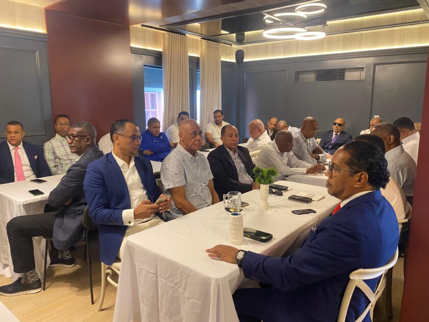 Los delegados de los clubes del 50 TBS Distrito 2026, los expresidentes de Abadina y los actuales directivos en el compartir.