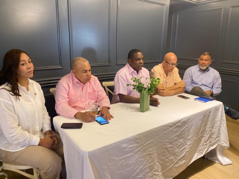 Edwin Castillo, presidente de Abadina, al centro, encabeza la mesa junto a Melina Sánchez, Fernando Geraldino, Nelson Ramírez y Claudio Méndez.