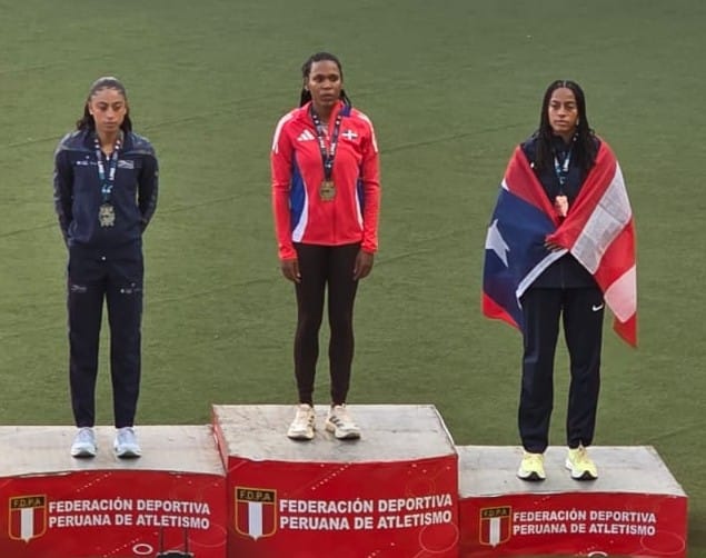 La dominicana Anabel Medina, en el centro, luego de ser premiada como la reina de los 400 metros en el Campeonato Iberoamericano, Lima, Perú