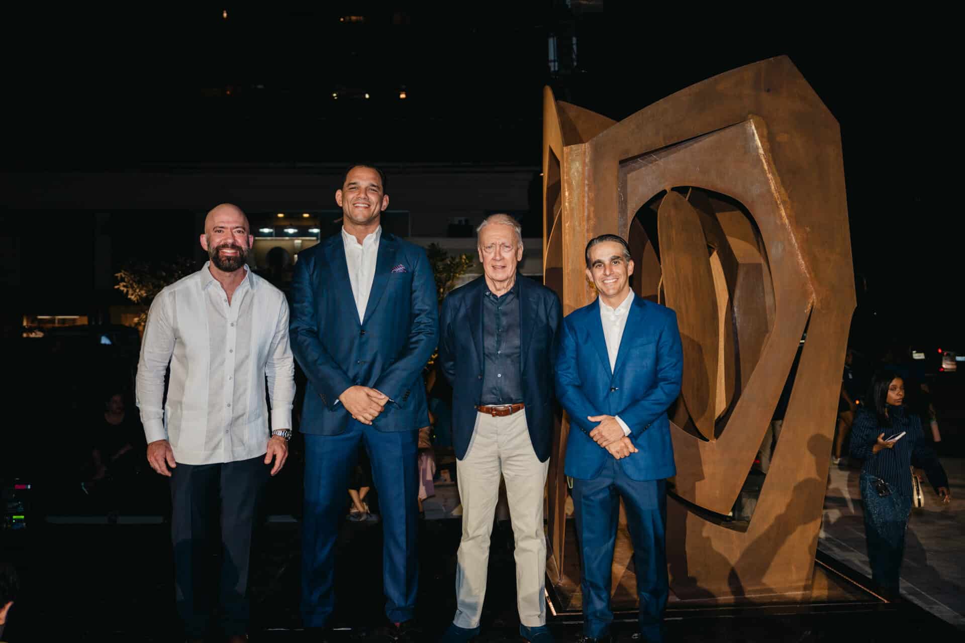 Los ingenieros Jacinto Howley, Manuel Grullón, el artista plástico Fernando Varela y el ingeniero Fernando Rodríguez durante la develación de la obra “Diálogos” en la plazoleta de Parkside, en Piantini.