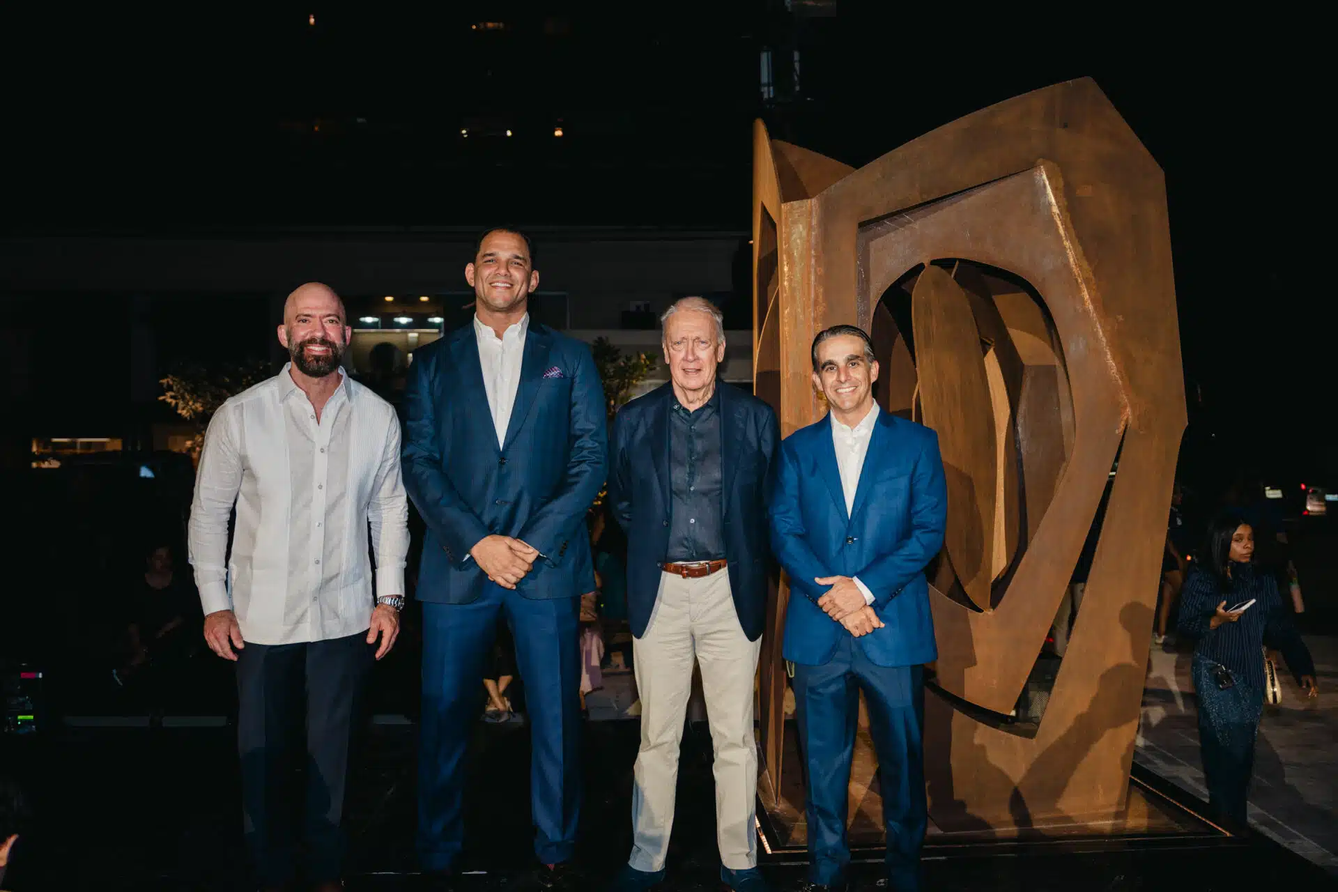 Los ingenieros Jacinto Howley, Manuel Grullón, el artista plástico Fernando Varela y el ingeniero Fernando Rodríguez durante la develación de la obra “Diálogos” en la plazoleta de Parkside, en Piantini.