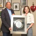Jorge Ramírez, presidente del club Los Prados, entrega su reconocimiento a la alcaldesa del Distrito, Carolina Mejía Gómez de Garrigó.