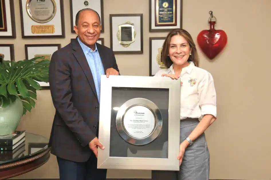 Jorge Ramírez, presidente del club Los Prados, entrega su reconocimiento a la alcaldesa del Distrito, Carolina Mejía Gómez de Garrigó.
