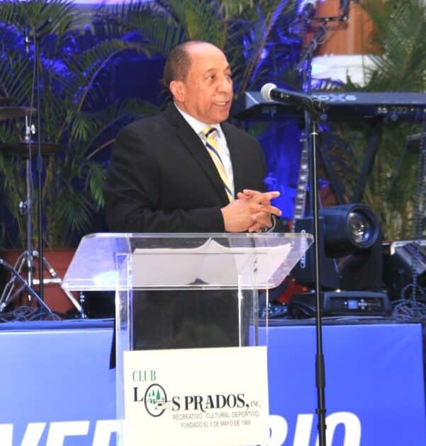 Jorge Ramírez, presidente del club Los Prados, se dirige a los presentes con el discurso central de la cena de gala por el 58 aniversario.