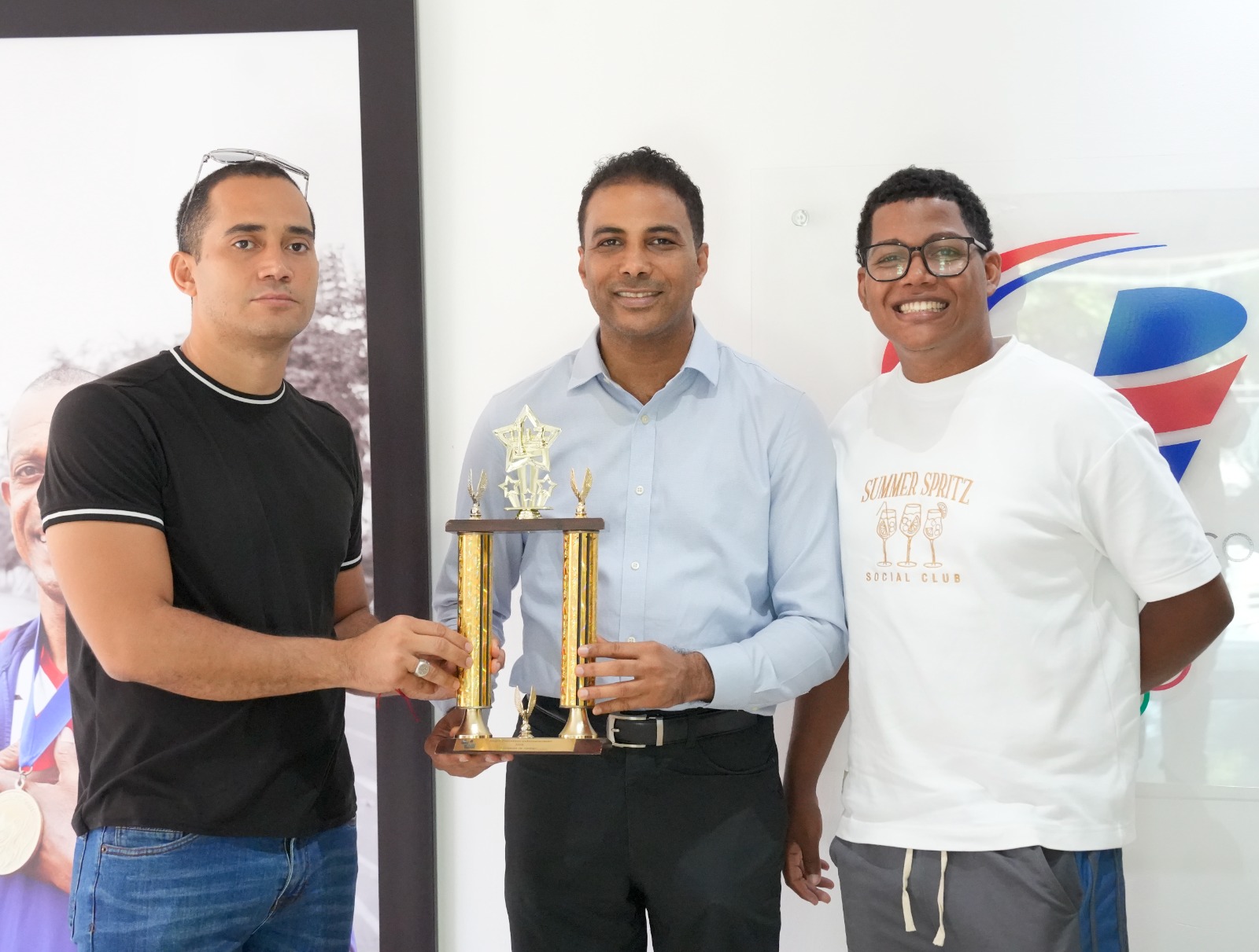 José Lisandro Muñoz Campeon Nacional 2026 premia Wily González Presidente FDA y Víctor Méndez Sub Campeon Nacional 2026.