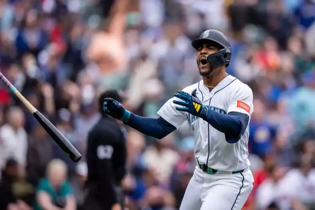 Un bateador de béisbol celebra su jonrón en el campo durante un partido.