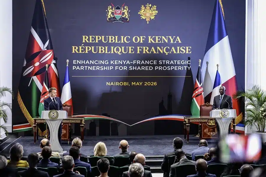 El presidente francés, Emmanuel Macron, observa mientras el presidente keniano, William Ruto, habla durante una rueda de prensa en la Casa del Estado en Nairobi, Kenia, el 10 de mayo de 2026. EFE/EPA/DANIEL IRUNGU.