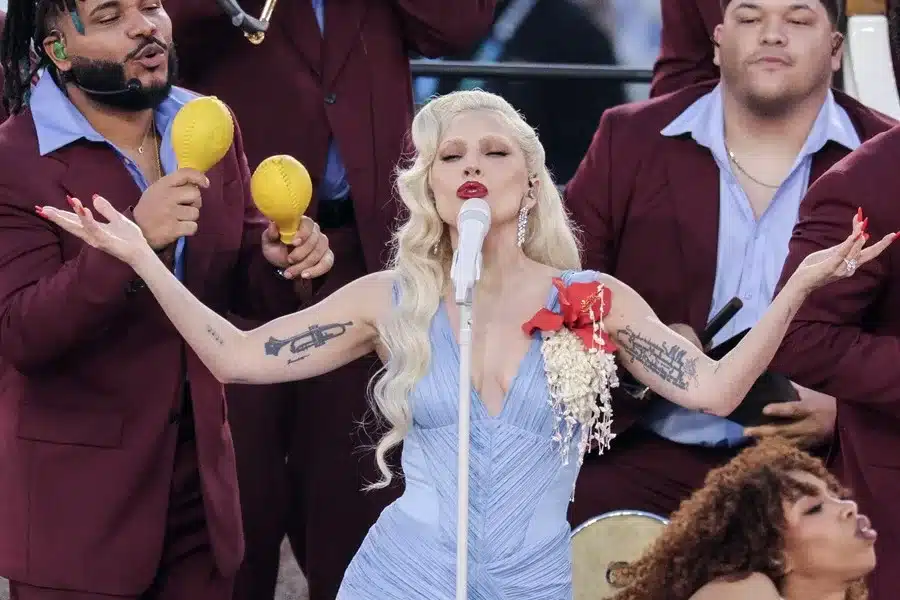 La actriz y cantante Lady Gaga durante el show intermedio de la final del Super Bowl LX