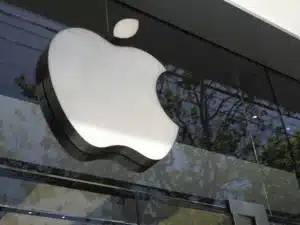 Logo de Apple en una de las tiendas de la compañía, en Berkeley, California (EE.UU.).