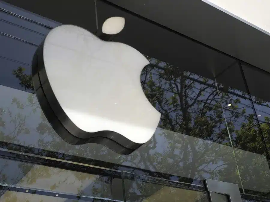 Logo de Apple en una de las tiendas de la compañía, en Berkeley, California (EE.UU.).
