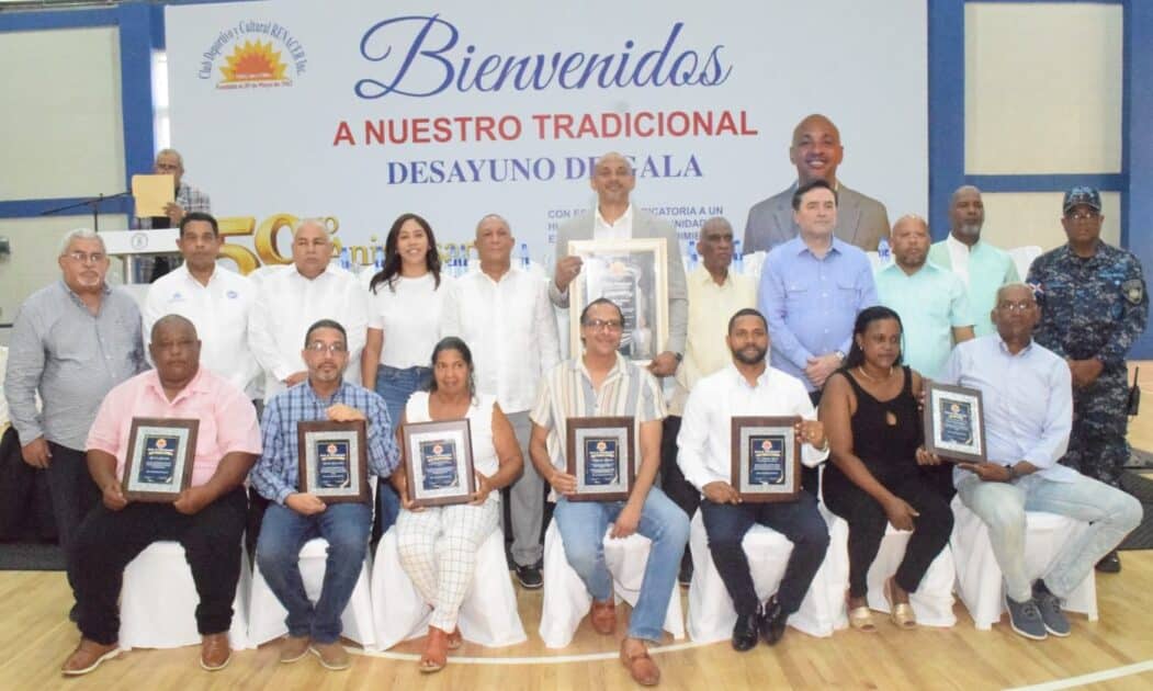 Luis Jiménez (Chichí), al centro y de pies, junto a las personalidades presentes en el 59 aniversario del club Renacer y demás reconocidos.
