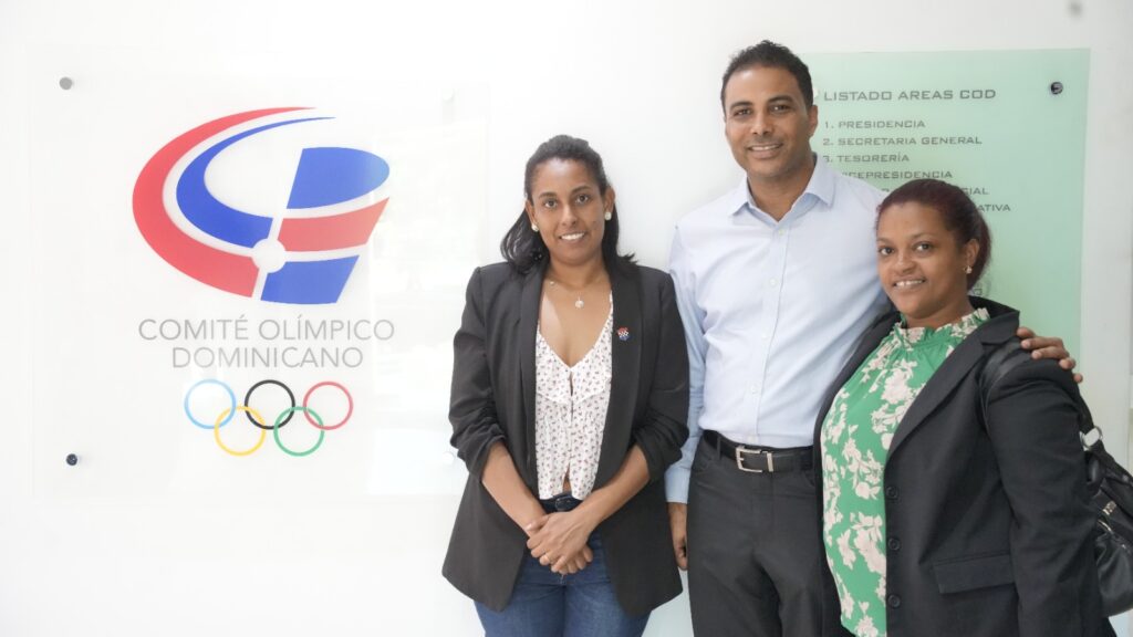Maestra FIDE Patricia Evarista Castillo Peña (Cotuí), Wily González Presidente FDA y Maestra FIDE Wilsaida Pieranlly Díaz César (Monte Plata).
