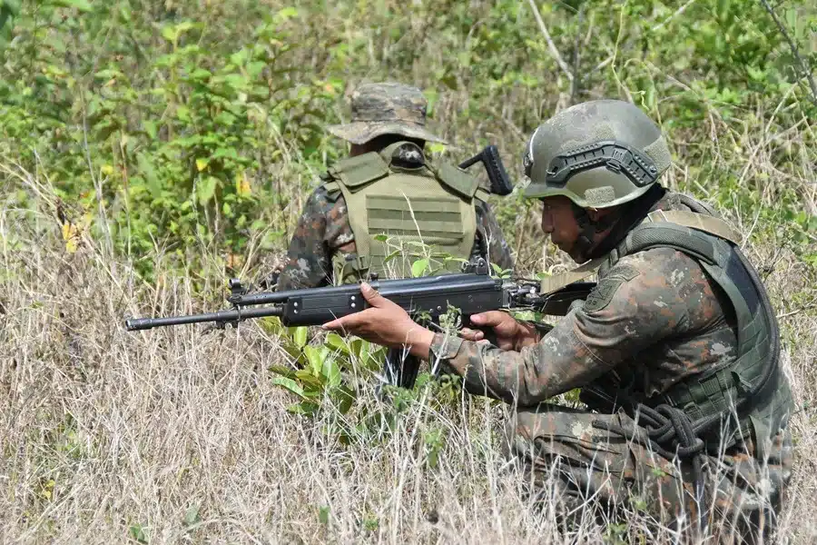 Integrantes del Ejército de Guatemala custodian la frontera con Honduras este martes, en San José Las Lágrimas (Guatemala).