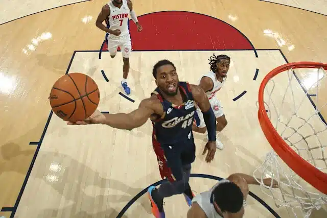 Mitchell iguala el récord de playoffs con 39 puntos en segunda mitad y los Cavs empatan serie 2-2 con Pistons