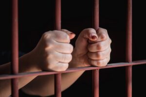 Dictan prisión contra mujer por agresión con arma blanca