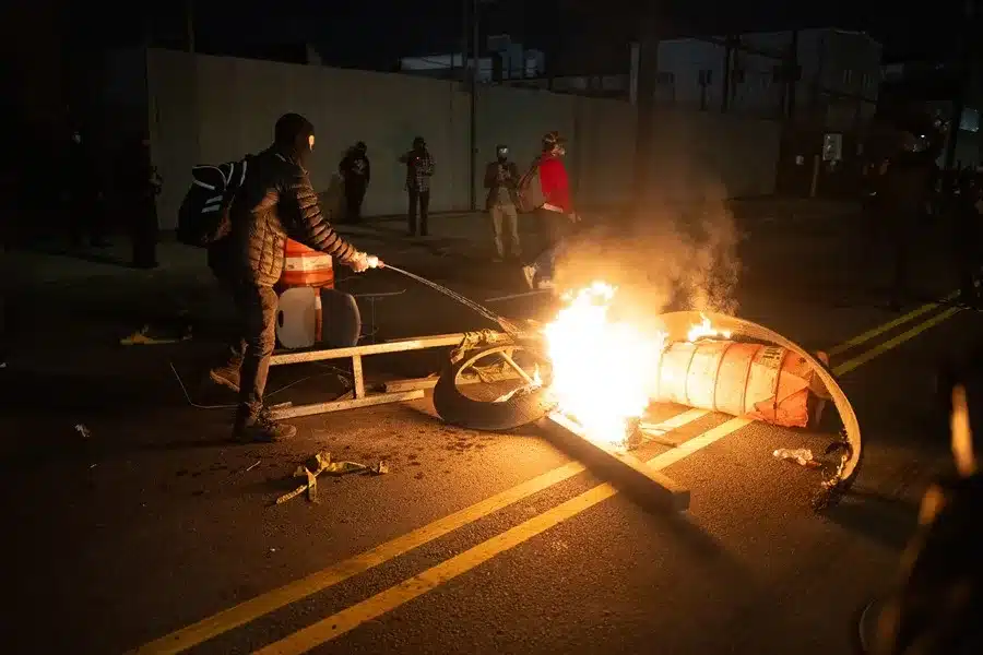Vista de personas que encienden fuego durante una protesta ante un centro de detención de migrantes de Newark, Nueva Jersey (EE.UU.), el 30 de mayo de 2026. EFE/Olga Fedorova.