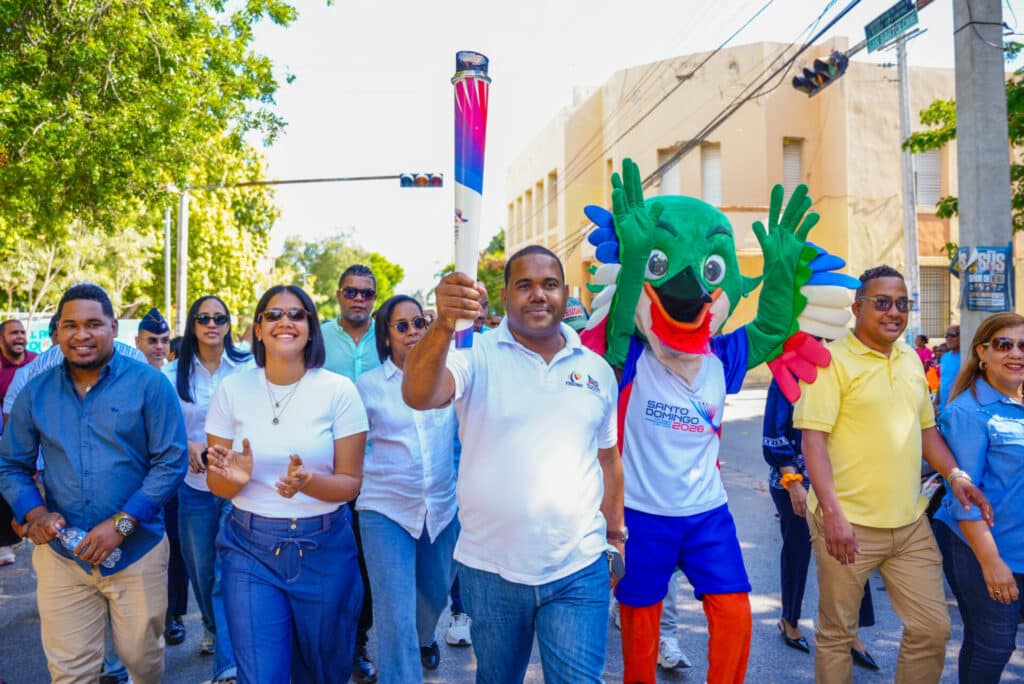 El alcalde Yadel Antonio Suberví Santana corre con la antorcha.