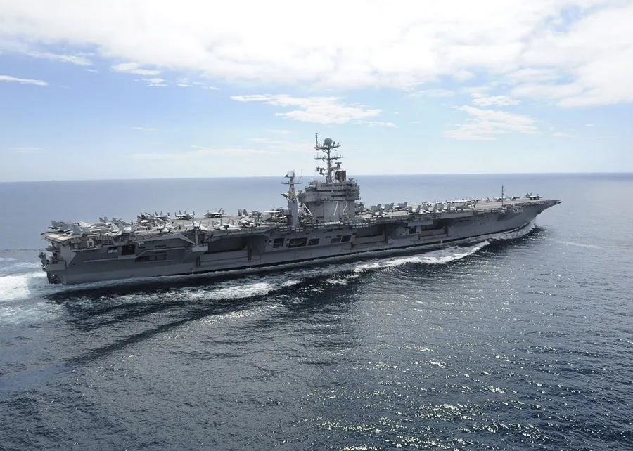 Buque de guerra de Estados Unidos en el estrecho de Ormuz.