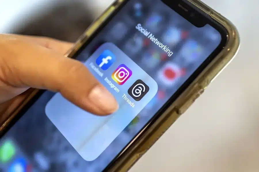 Una persona usa un teléfono móvil para acceder a la nueva aplicación Threads en Miami, Florida, EE. UU.,