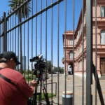 Medios de comunicación esperan frente a la casa rosada, en Buenos Aires (Argentina). EFE/ Juan Ignacio Roncoroni.