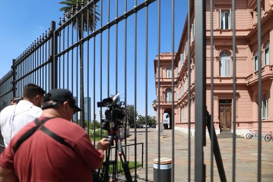 Medios de comunicación esperan frente a la casa rosada, en Buenos Aires (Argentina). EFE/ Juan Ignacio Roncoroni.