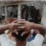 Un hombre reacciona tras ver los escombros de una casa dañada por una explosión en Mondomo, Coca (Colombia). EFE