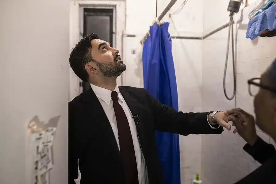 El alcalde de la ciudad de Nueva York, Zohran Mamdani, visita un apartamento, en una fotografía de archivo. EFE/EPA/Dave Sanders / POOL.