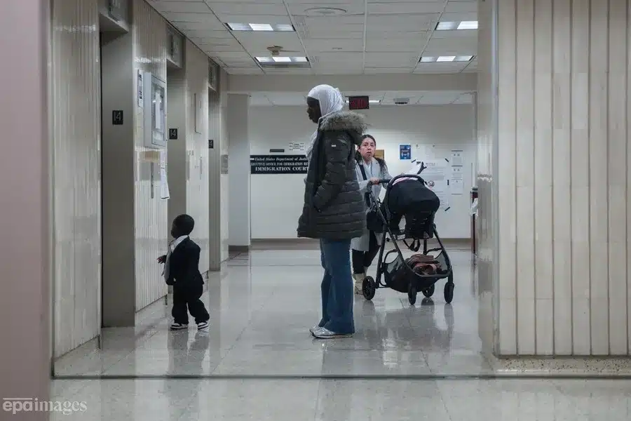 Personas con niños pequeños asisten a audiencias de inmigración en el Edificio Federal Jacob K. Javits en Nueva York, Nueva York.