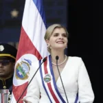 La presidenta de Costa Rica, Laura Fernández, habla en su ceremonia de investidura para el periodo 2026-2030, este 8 de mayo de 2026, en el Estadio Nacional de San José (Costa Rica).