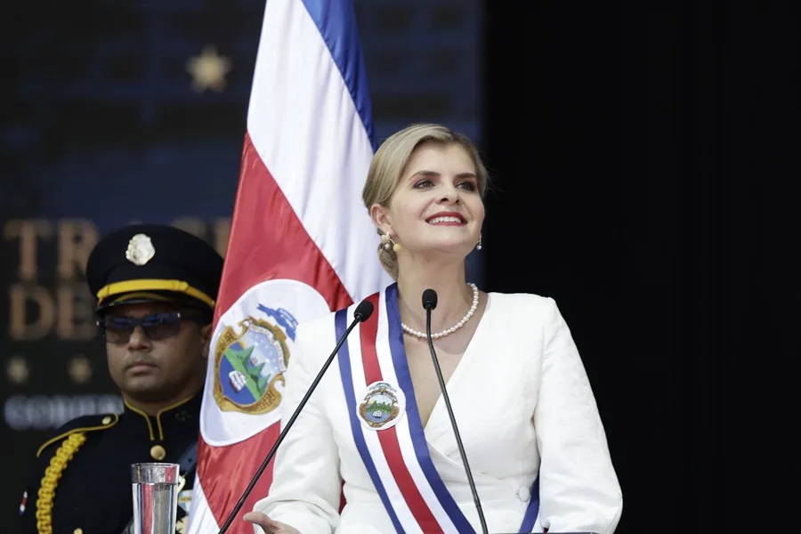 La presidenta de Costa Rica, Laura Fernández, habla en su ceremonia de investidura para el periodo 2026-2030, este 8 de mayo de 2026, en el Estadio Nacional de San José (Costa Rica).